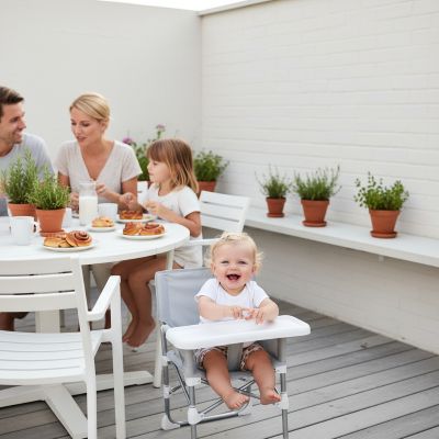 chaise-haute-bebe-moveo-bebe-blond-aux-yeux-bleus