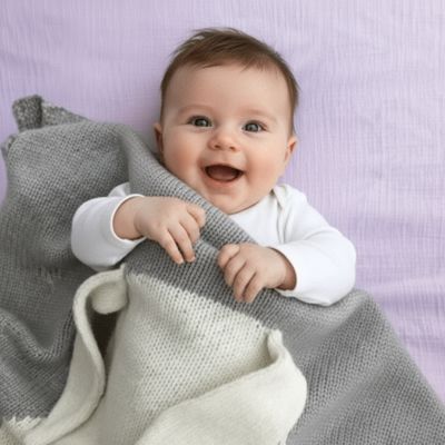 couverture-bebe-curieux-regardant-maman