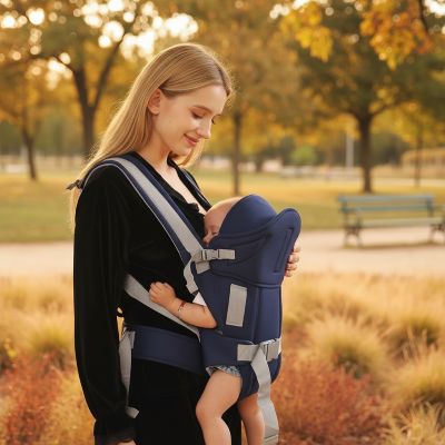 maman-avec-porte-bebe-kangourou-bleu-en-promenade