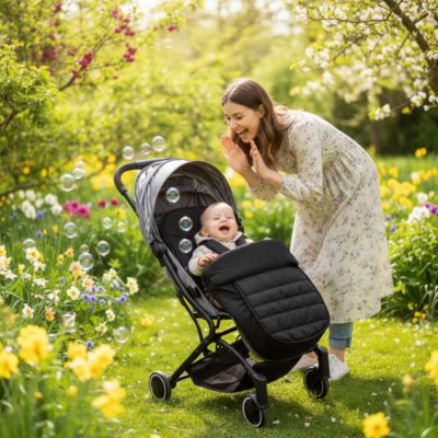 maman-samuse-avec-bebe-dans-chanceliere-poussette